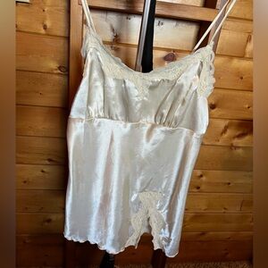 Satin-like camisole with lace trim, women’s size medium